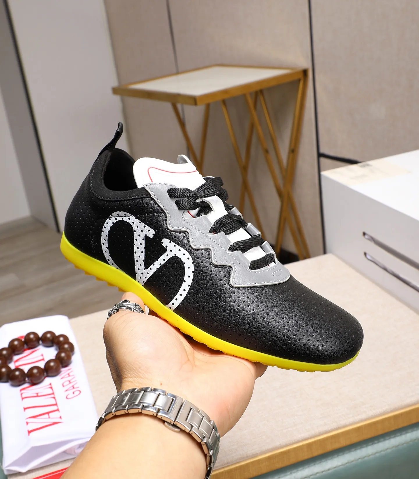 Men's Men's Shoes 💰620 VALENTINO 🌹🌹🌹2025 Valentino's latest spring sneakers! The counter 🔥 recommends RUNBOOT, which is lightweight and comfortable. It has a multi-functional design that integrates blue sneakers, running shoes, and fashionable sneakers to create a cool on-foot effect. ♥️♥️Fashionable sneakers that are sought after by many popular celebrities and fashion influencers♥️♥️. 👉All-round original 1:1 high-end production 👉Fabrics: Two options: delicate, soft and comfortable eyelet lambskin and high-end technical fabrics 👍Super soft suede special lining inside 👍Outsole wear-resistant TPU material 👍Full set of original counter packaging